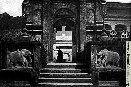 [Picture: 132b.—Temple ofthe Sacred Tooth in Kandy]